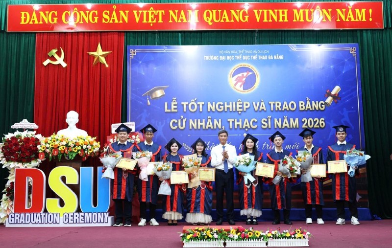 Báo văn hóa:Trường Đại học Thể dục thể thao Đà Nẵng trao bằng cho tân cử nhân, thạc sĩ năm 2026